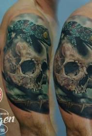 реална човечка боја череп и тетоважа на гуштер