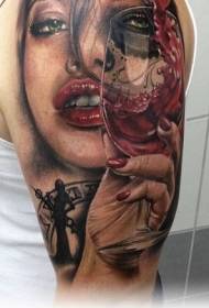 Retrato en cor do ombreiro con patrón de tatuaxe de viño de vidro