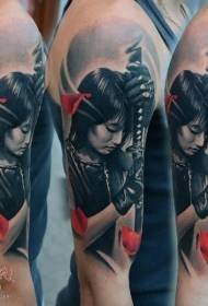 Storarmfarget asiatisk kvinnelig kriger og tatoveringsmønster for sverd