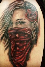 ώμος νέος παραδοσιακός έγχρωμος όχλος τριαντάφυλλο τατουάζ γυναίκα