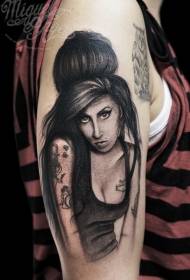 Tatuatge de retrat amb Amy Winehouse, pintat a mà de color gris