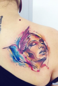 olkapää akvarellityylinen naisen muotokuva ja kolibri-tatuointi