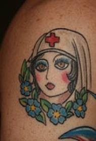 цвет плеча медсестры и цветочная татуировка