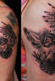 realismo de ombreiro patrón de tatuaje de búho voador