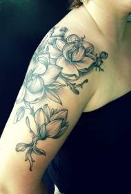 schouder moderne traditionele stijl grijze bloem tattoo