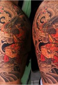 着色された日本の武士の肩のタトゥーパターン