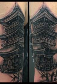 Braço realista preto e branco templo asiático e padrão de tatuagem de bambu