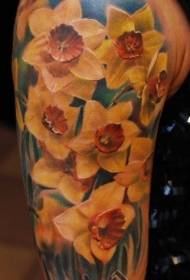 realistický štýl farebného kvetinového ramenného tetovania