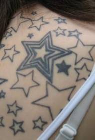 tatuazhi me yje minimalistë me pesë cepa mbi shpatull