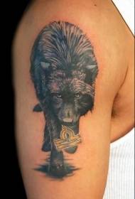 Wzór tatuażu na ramieniu czarny szary wilk wycie klucz