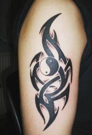 Aarm Yin a Yang Klatsymbol mat stammegen Totem Tattoo Muster