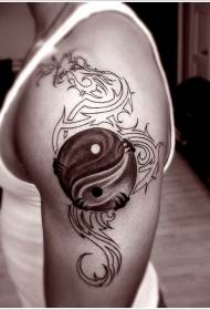 Olkapää ruskea yin- ja yang-juorien tatuointikuvio