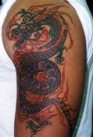 Duży czerwony wzór tatuażu smoka i płomienia