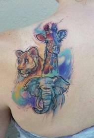 さまざまな動物のタトゥーのデザインのような肩の水彩画