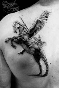 spalla Pegasus grigio nero con motivo tatuaggio guerriero