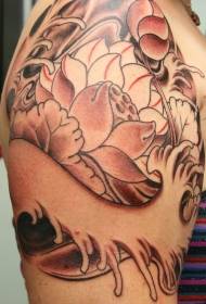 modello di tatuaggio loto marrone spalla maschile