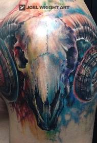 Na ramenu je kozja lubanja oslikana uzorkom tetovaže