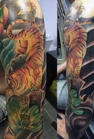 Padrão de tatuagem de tigre de selva de cor de braço de flor japonesa