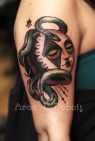 плечо сюрреалистический стиль татуировка змеиная маска