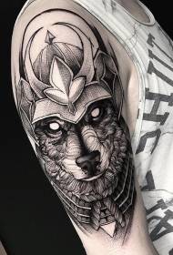 Aziatische tattoo met wolf en helm in grote armsteek