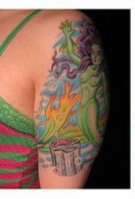 imagen de tatuaje de sirena de color de hombro femenino