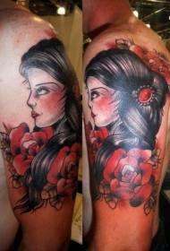 цвет плеча старухи с татуировкой роз