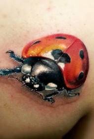 modello tatuaggio tatuaggio coccinella realistico come foto di spalla