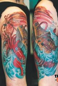 schulterfarbenes Segelboot und nautisches Tattoo mit Tintenfischmotiv