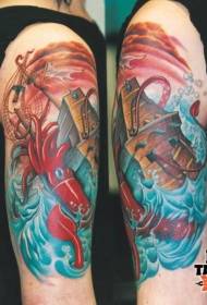 tatuaggio a tema nautico spalla barca a vela e calamari