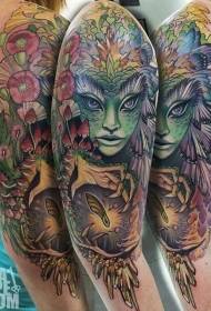 Невероватни узорак тетоваже жене у боји рамена