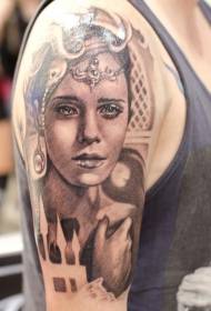Kar fekete gyönyörű nő portré tetoválás minta