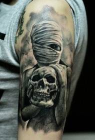 ramena strašidelný tajemná žena s tetováním lebky