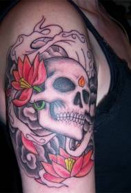 shoulder gray skull with red flower tattoo pattern