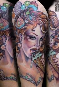 Dona seductora de color retro vent a l'espatlla amb motius de tatuatges de gelats
