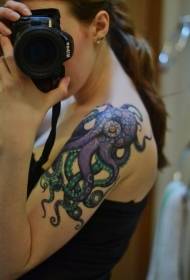 vrouwelijke schouder kleur octopus tattoo patroon