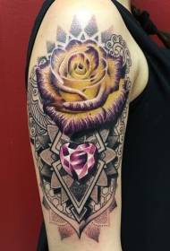 роза на плече с декоративным рисунком татуировки