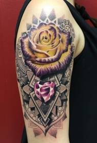 spalla colorata rosa con motivo decorativo tatuaggio