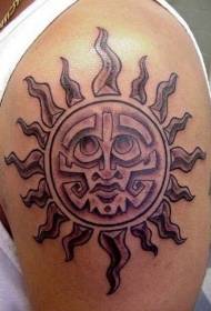 Na ramenu smeđa plemenska slika sunca tetovaža