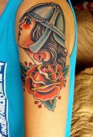 dziewczyna w kolorze ramienia i wzór róży tatuaż