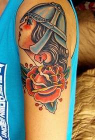 ragazza tatuaggio color spalla e motivo tatuaggio rosa