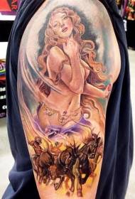 Spalvota viliojanti pečius moteris su arklio tatuiruotės modeliu
