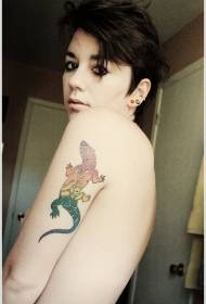 женско рамо Боја шема на тетоважа со гуштер