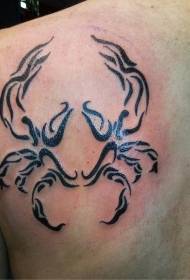 Schouder zwart krullend krab totem tattoo patroon