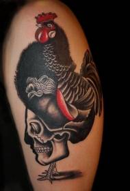 gallo realistico colore spalla con foto tatuaggio teschio
