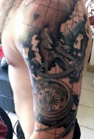 Modello realistico del tatuaggio di tema nautico della mappa della spalla