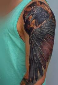 muško rame realistična boja vrana tetovaža slika