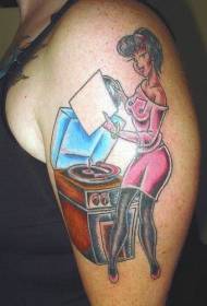 modello di tatuaggio di bella ragazza di colore della spalla