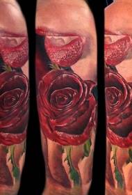 Reális stílusú színes vörös rózsa és a szellem száj tetoválás minta