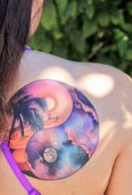 Pattu tatuatu di notte ombre di colori è mudellu di tatuaggi di palme