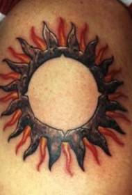 Modello di tatuaggio spalla tribale colorato grande sole